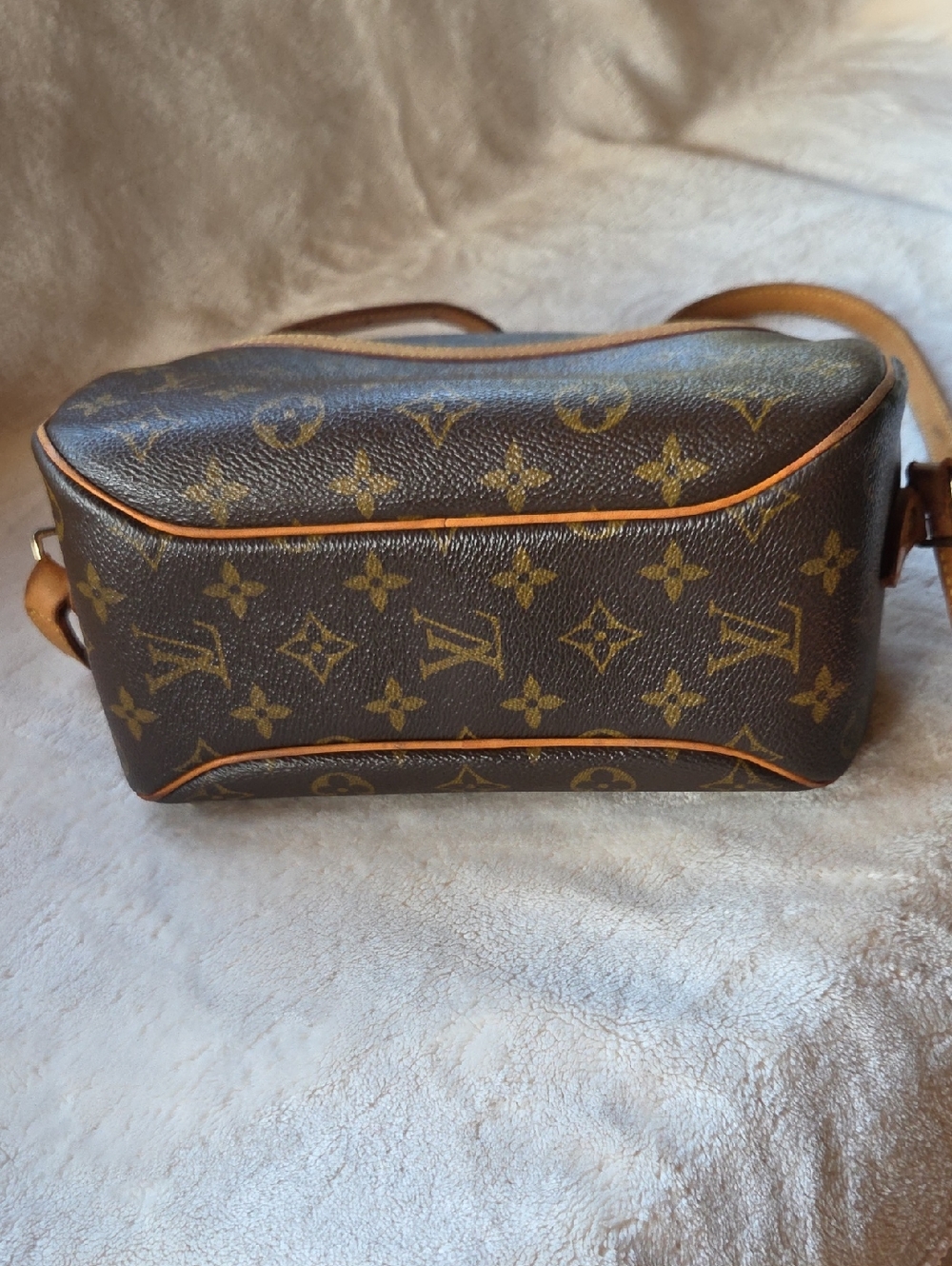 Louis Vuitton Vintage Monogram Blois Crossbody Bag - Picture 3 of 11